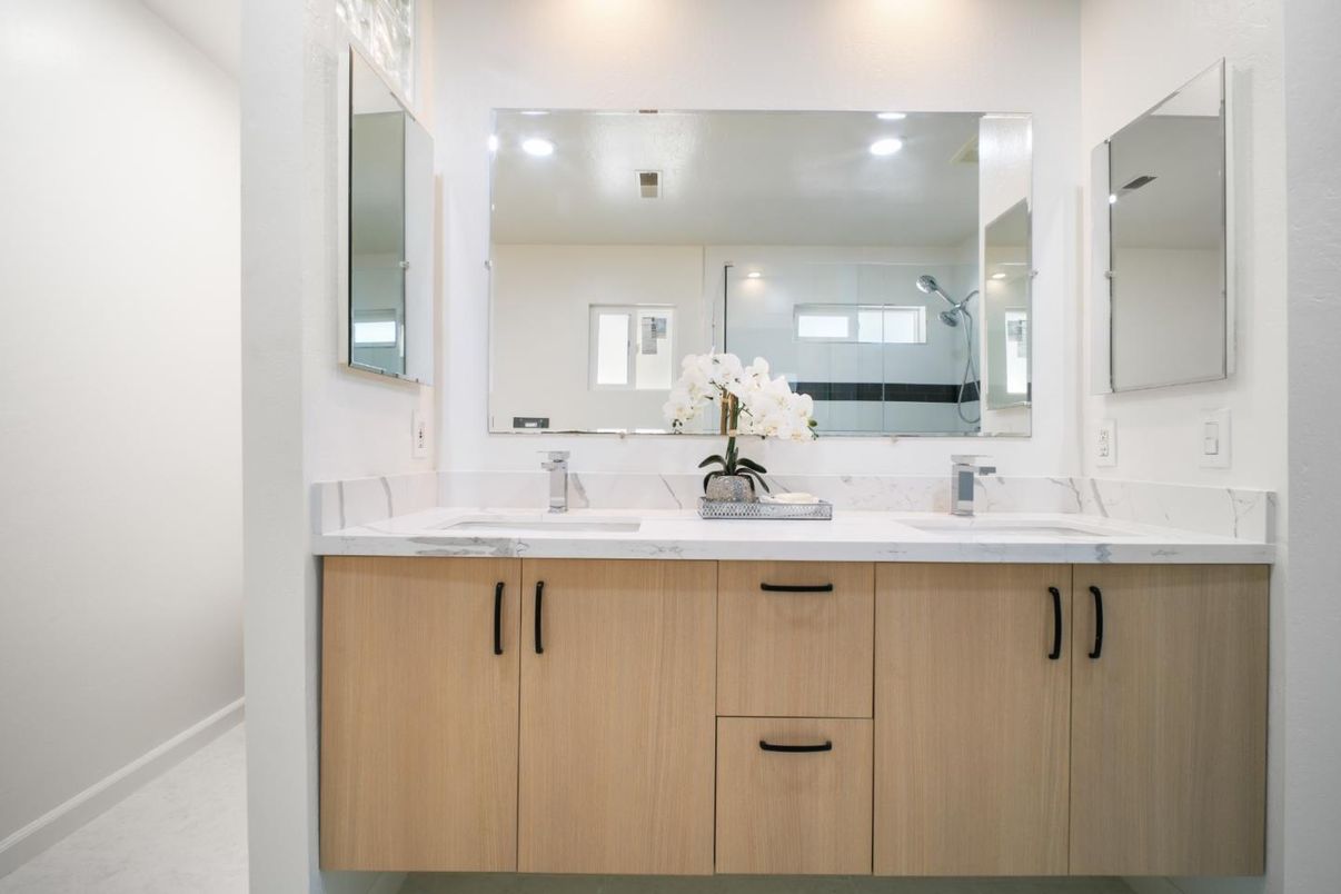 Bathroom, Dual Sink Vanities, Interior, Recessed Lighting