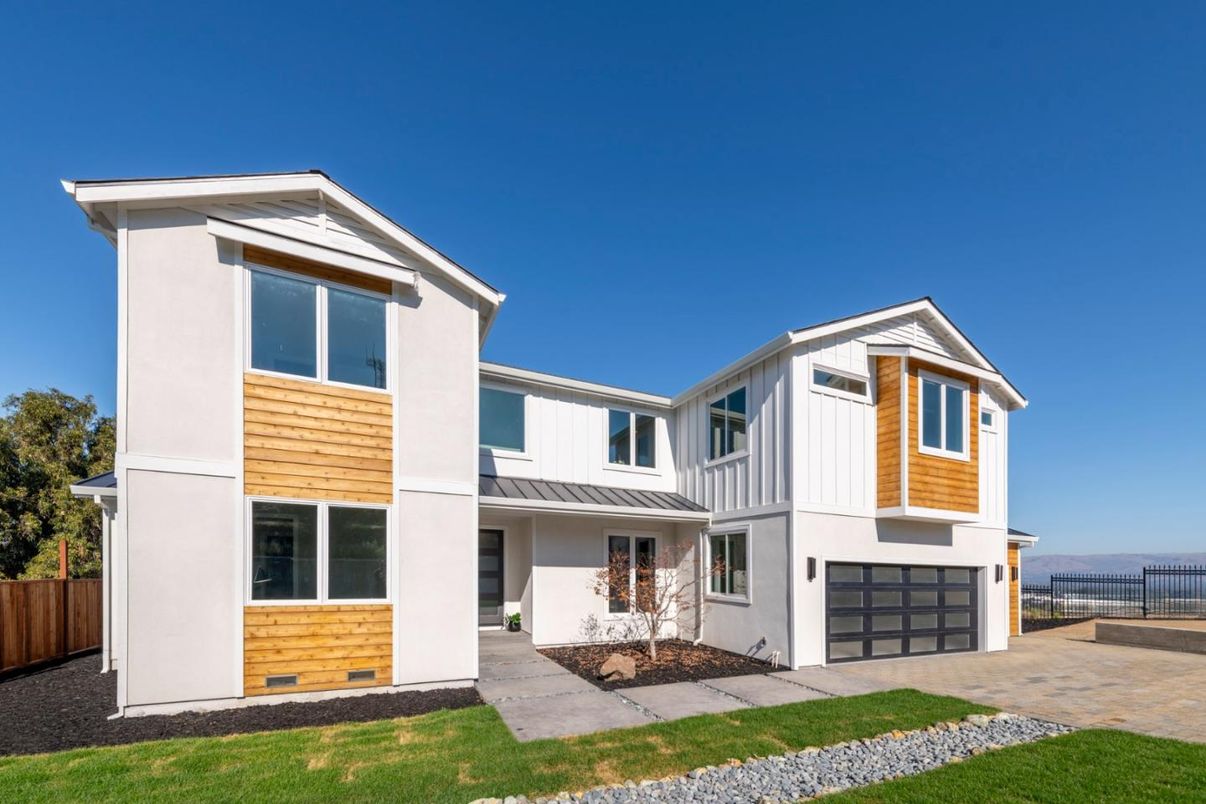 Attached, Exterior, Facade, Farmhouse