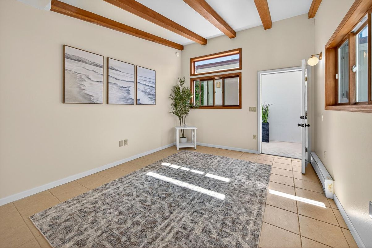 Empty room, Interior, Wooden Beams