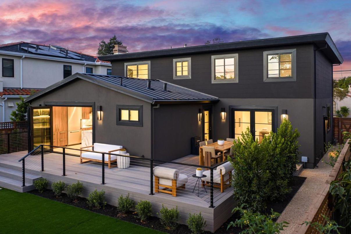 Exterior, Facade, Modern