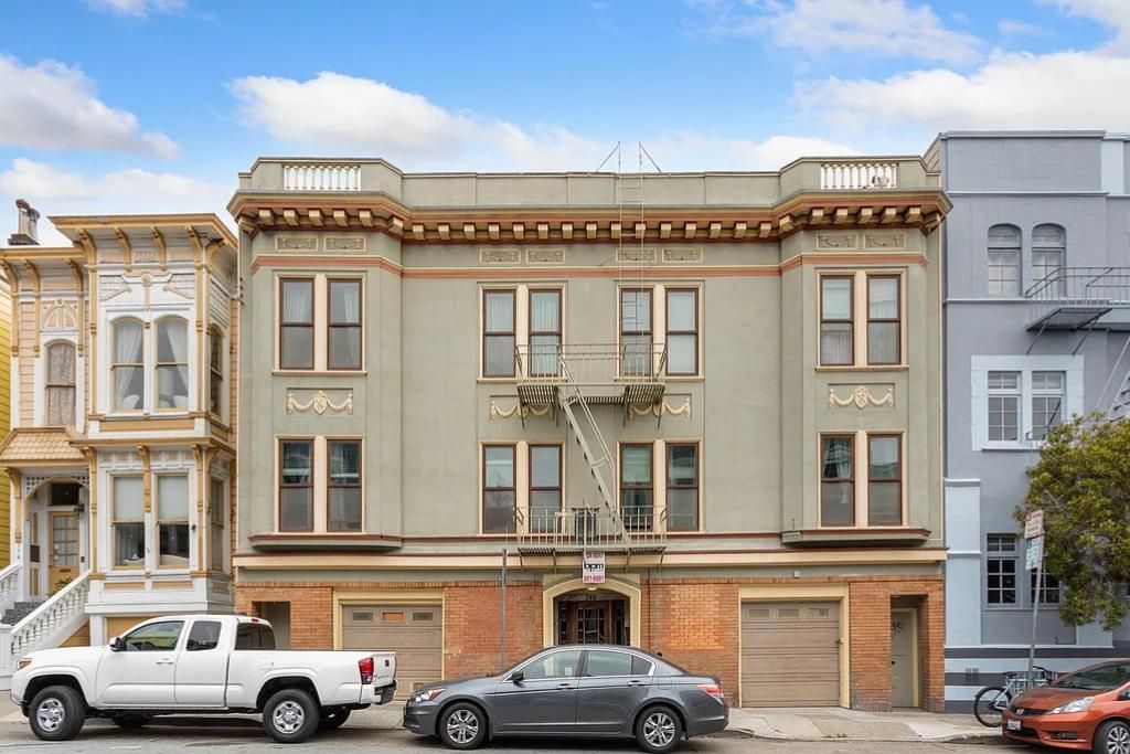 Exterior, Facade, Rowhouse