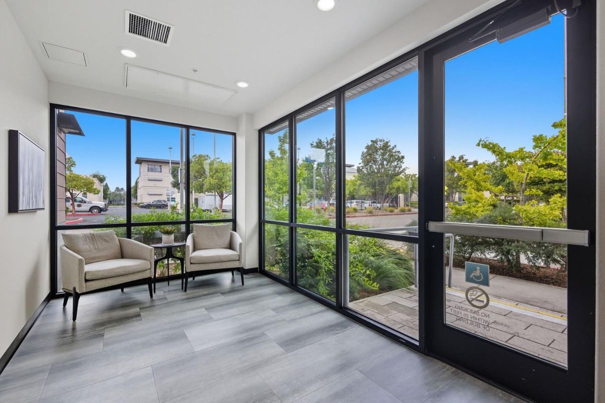 Interior, Recessed Lighting, Sun Room, Wood Texture Flooring