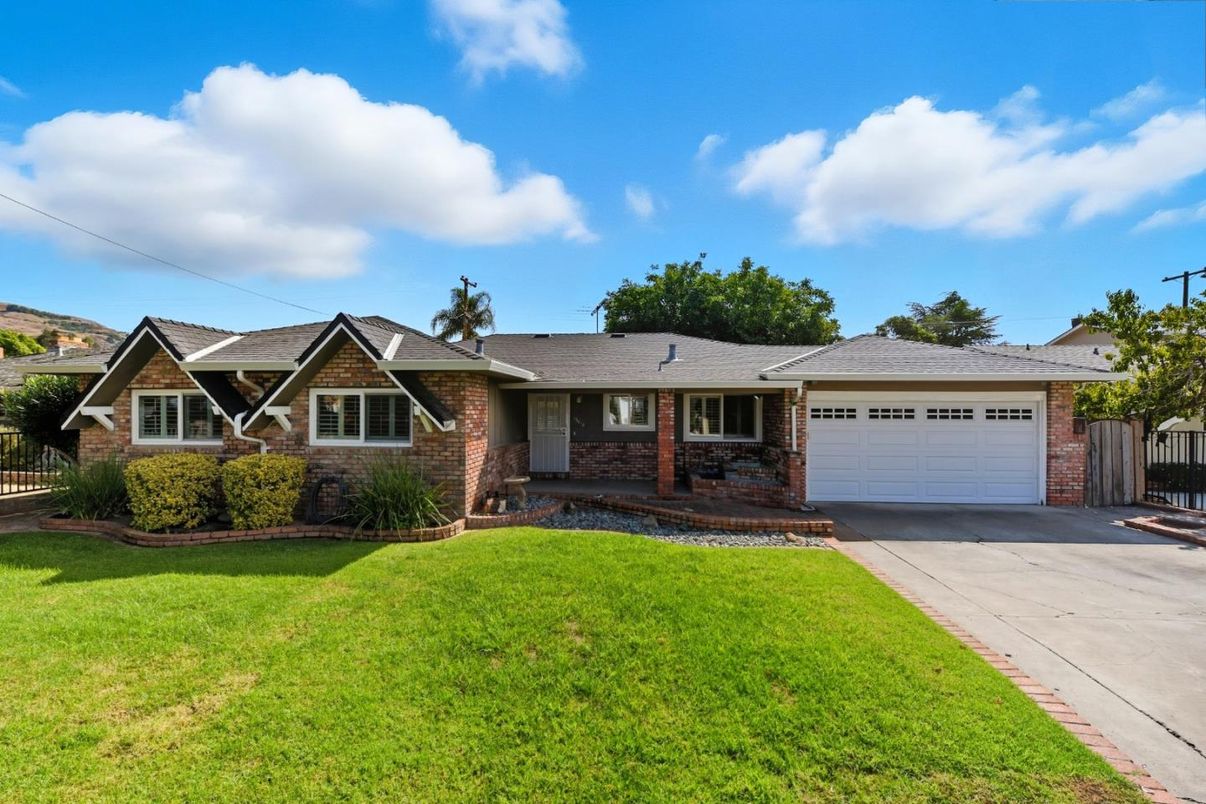 Attached, Exterior, Facade, Brick Facade, Ranch