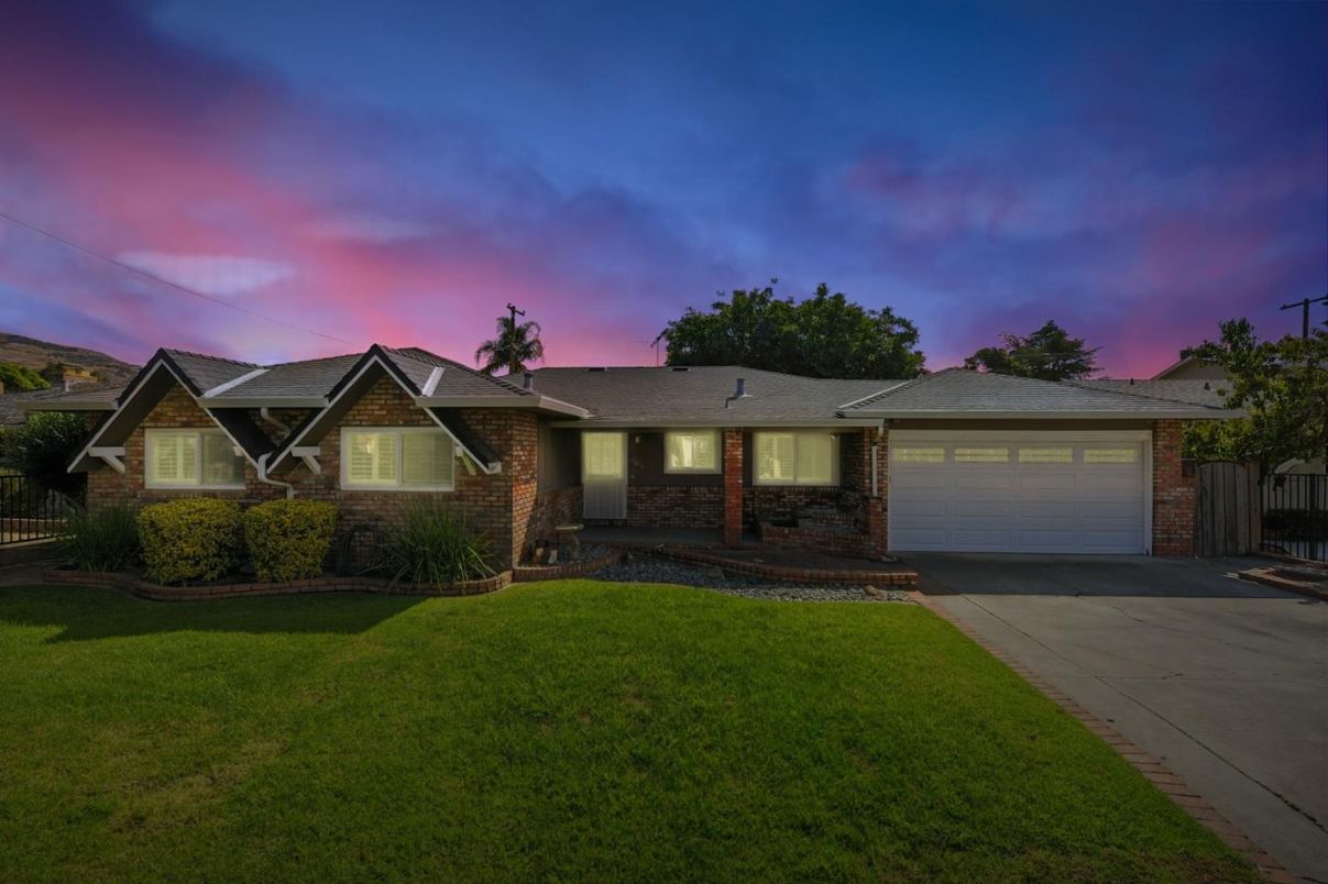 Attached, Exterior, Facade, Brick Facade, Ranch