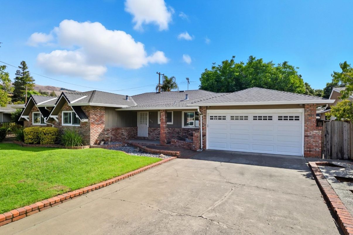 Attached, Exterior, Facade, Brick Facade, Ranch