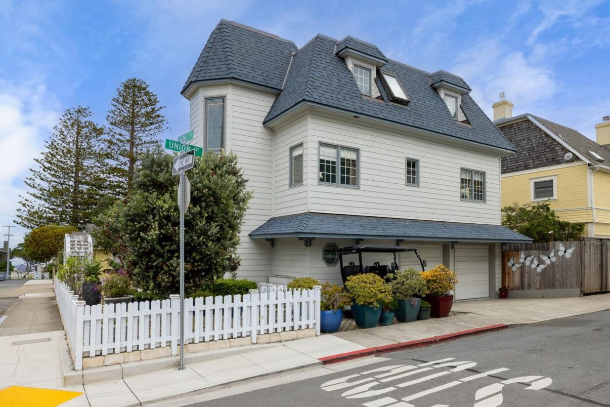 Attached, Exterior, Facade, Queen Anne Victorian