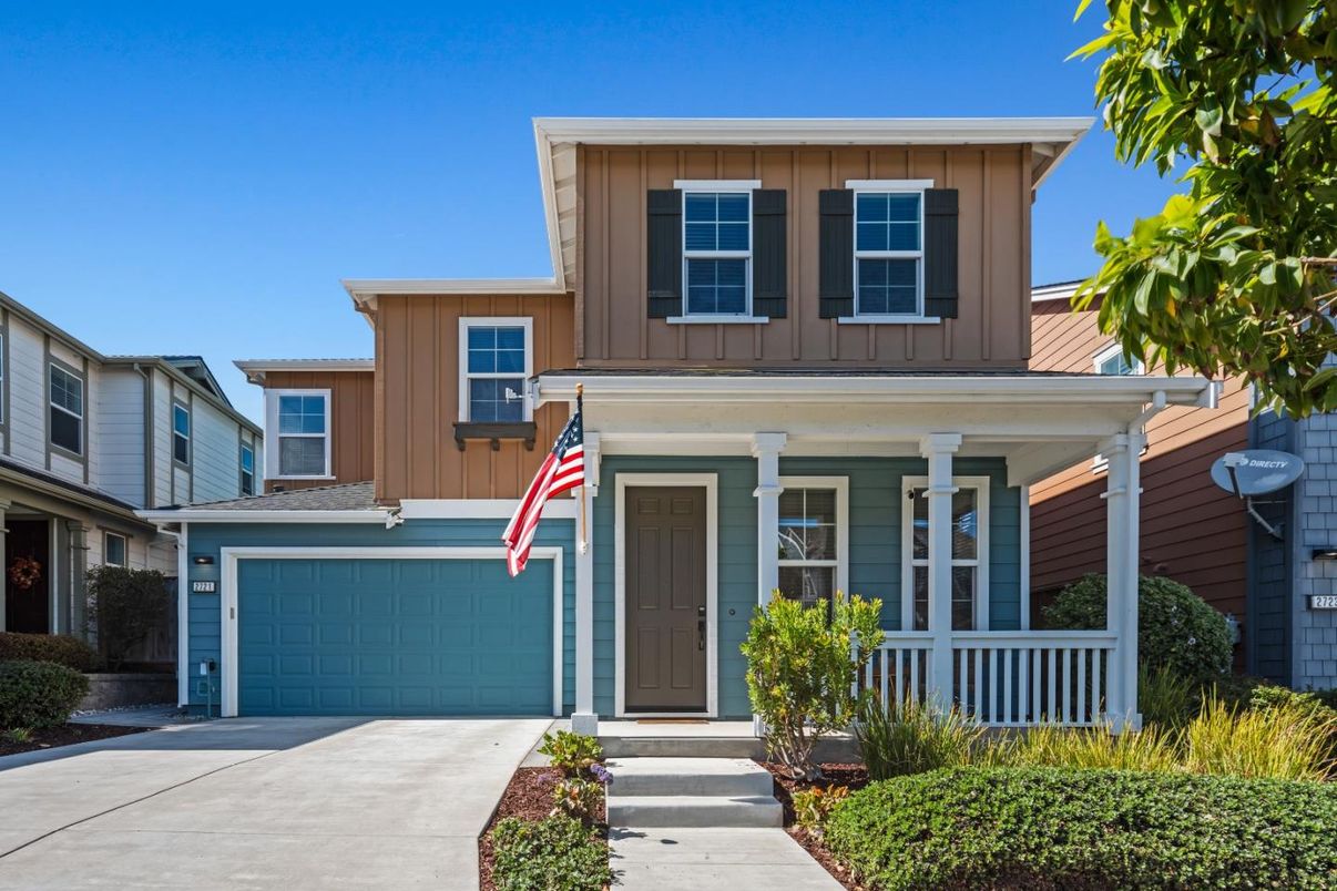 Attached, Exterior, Facade, American Craftsman