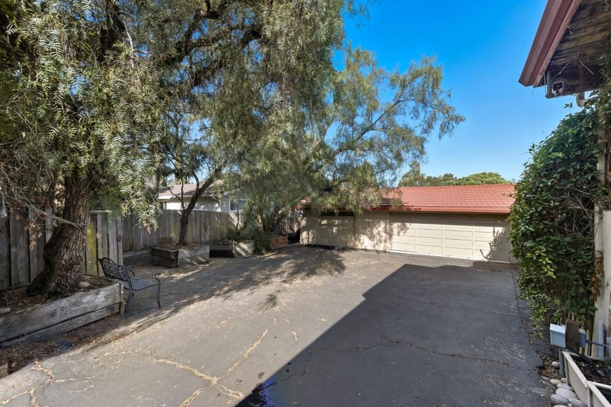 Detached Garage, Exterior