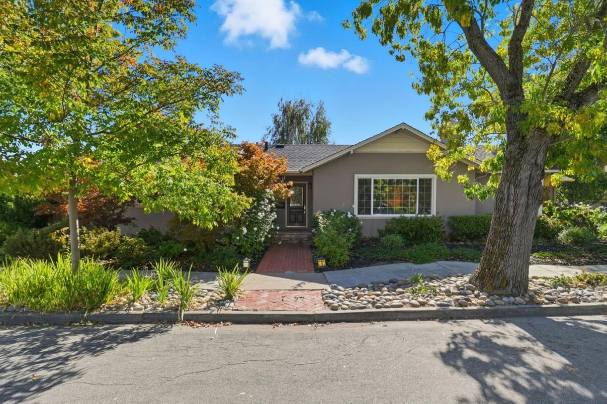 Exterior, Facade, Ranch