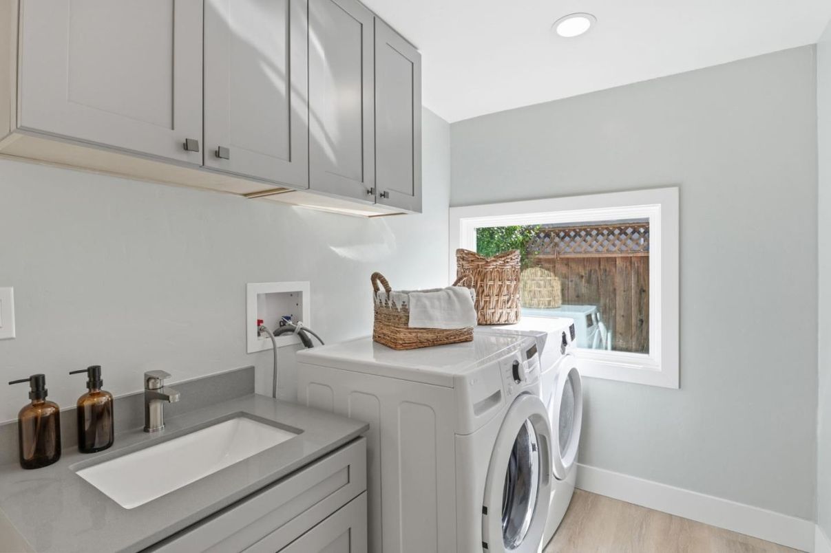 Interior, Recessed Lighting, Washer, Wood Texture Flooring