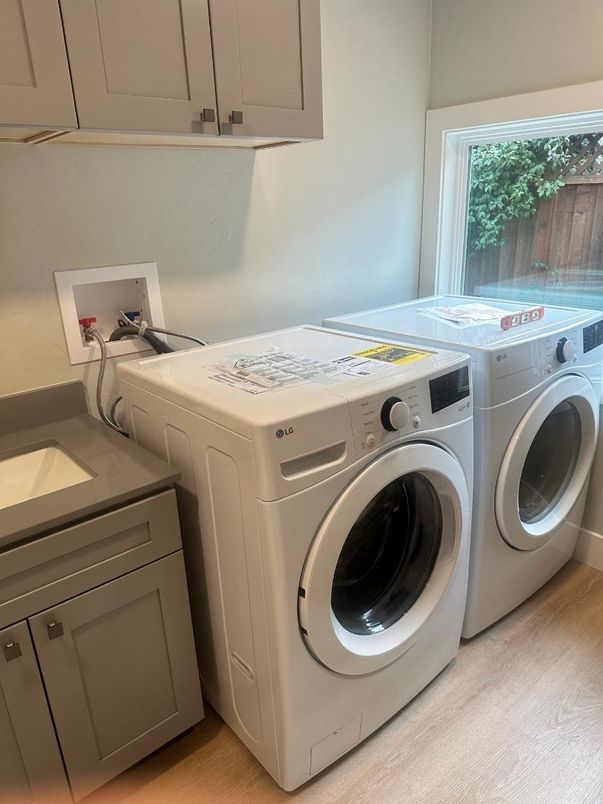 Interior, Washer, Wood Texture Flooring