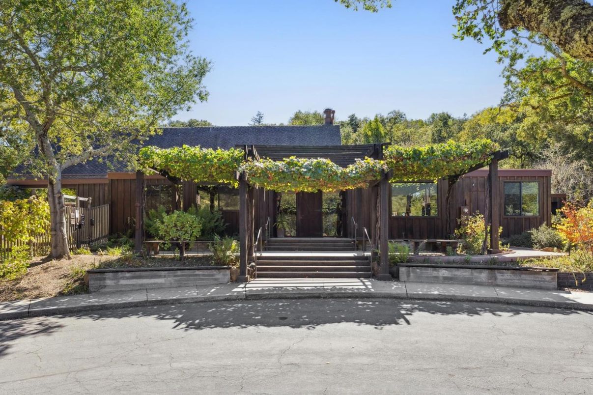 Exterior, Facade, Modern