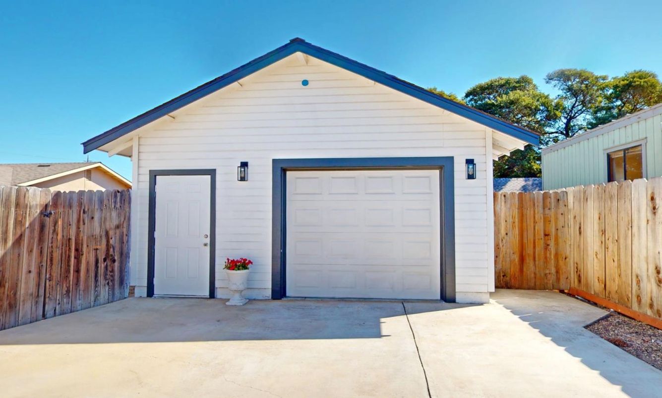 Detached Garage, Exterior