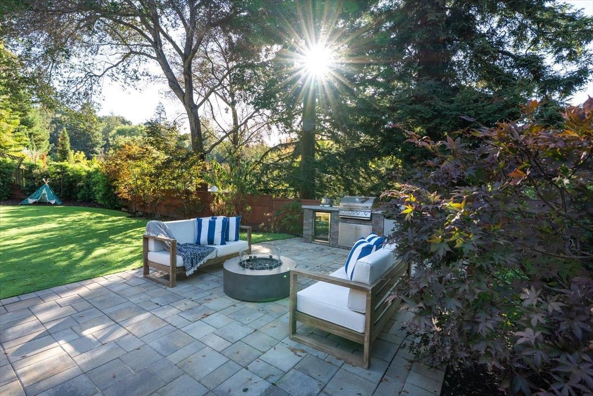 Backyard, Exterior, Outdoor Kitchen