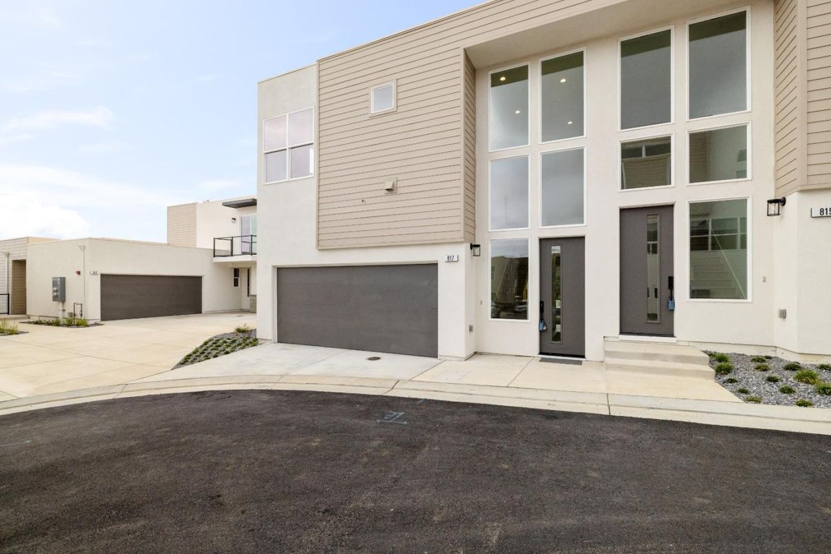 Attached, Exterior, Facade, Modern