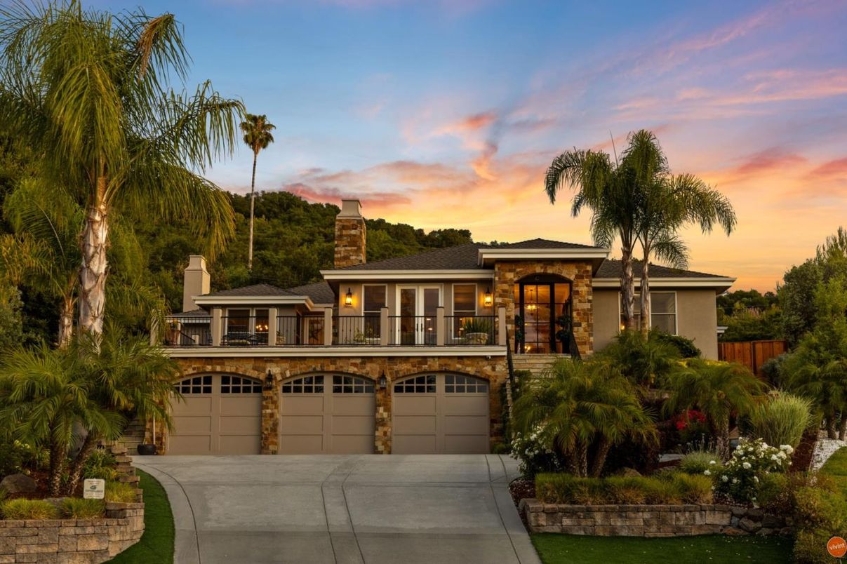 Attached, Exterior, Facade, Mediterranean