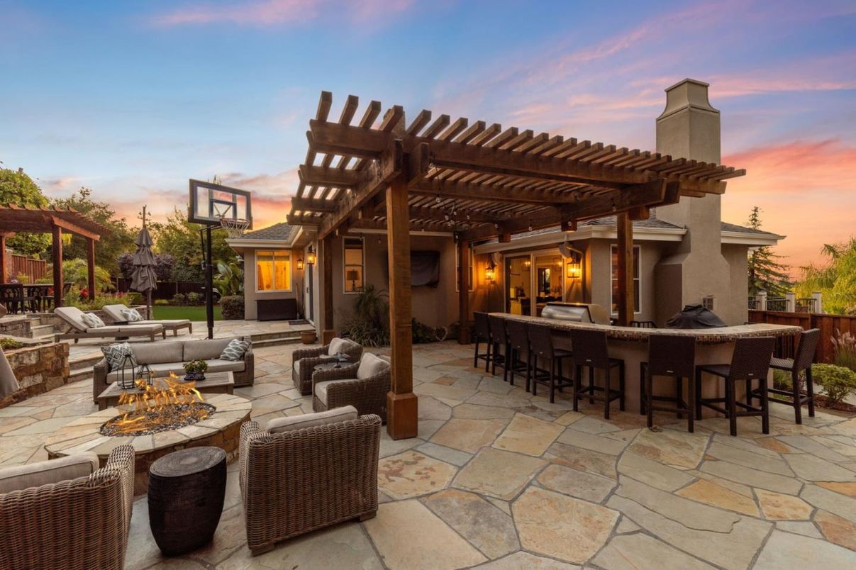 Exterior, Outdoor Kitchen