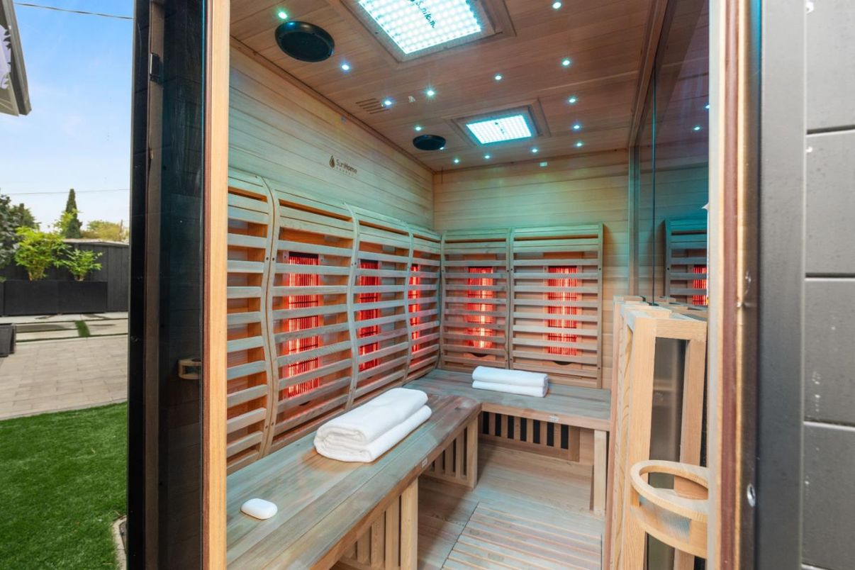 Exterior, Interior, Recessed Lighting, Sauna Room