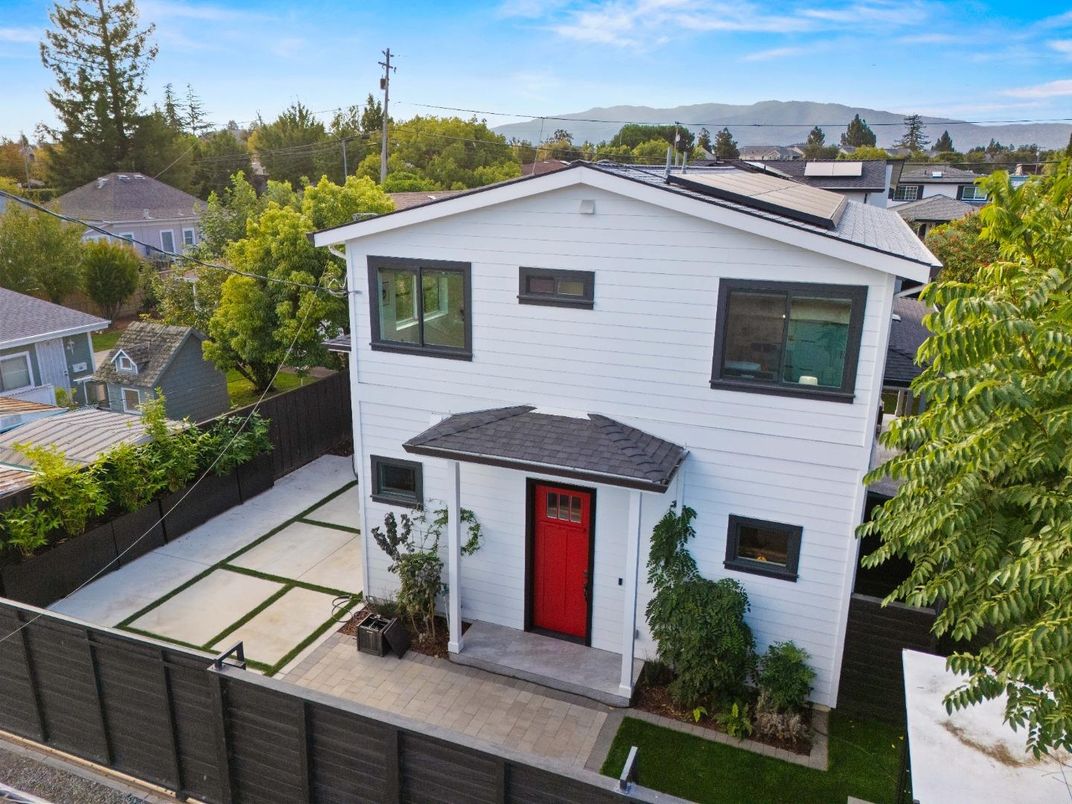 Exterior, Facade, Farmhouse