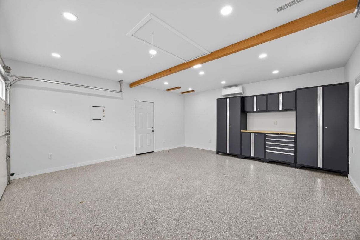 Empty room, Interior, Recessed Lighting, Wooden Beams