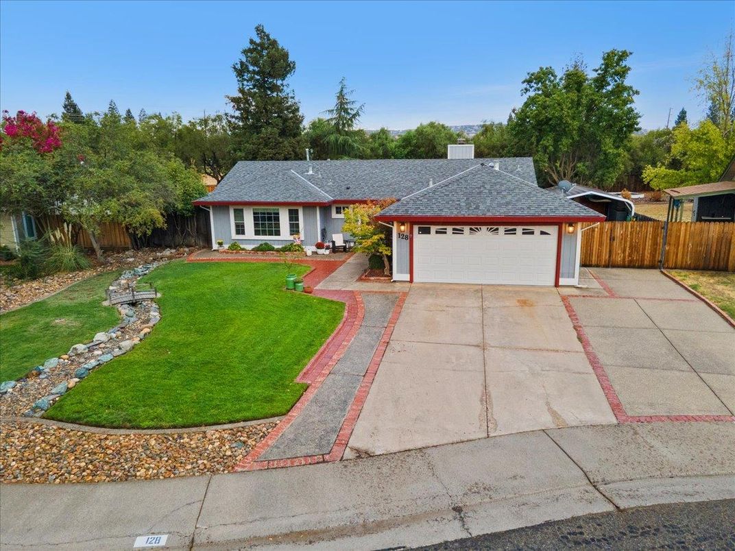 Attached, Exterior, Facade, Ranch