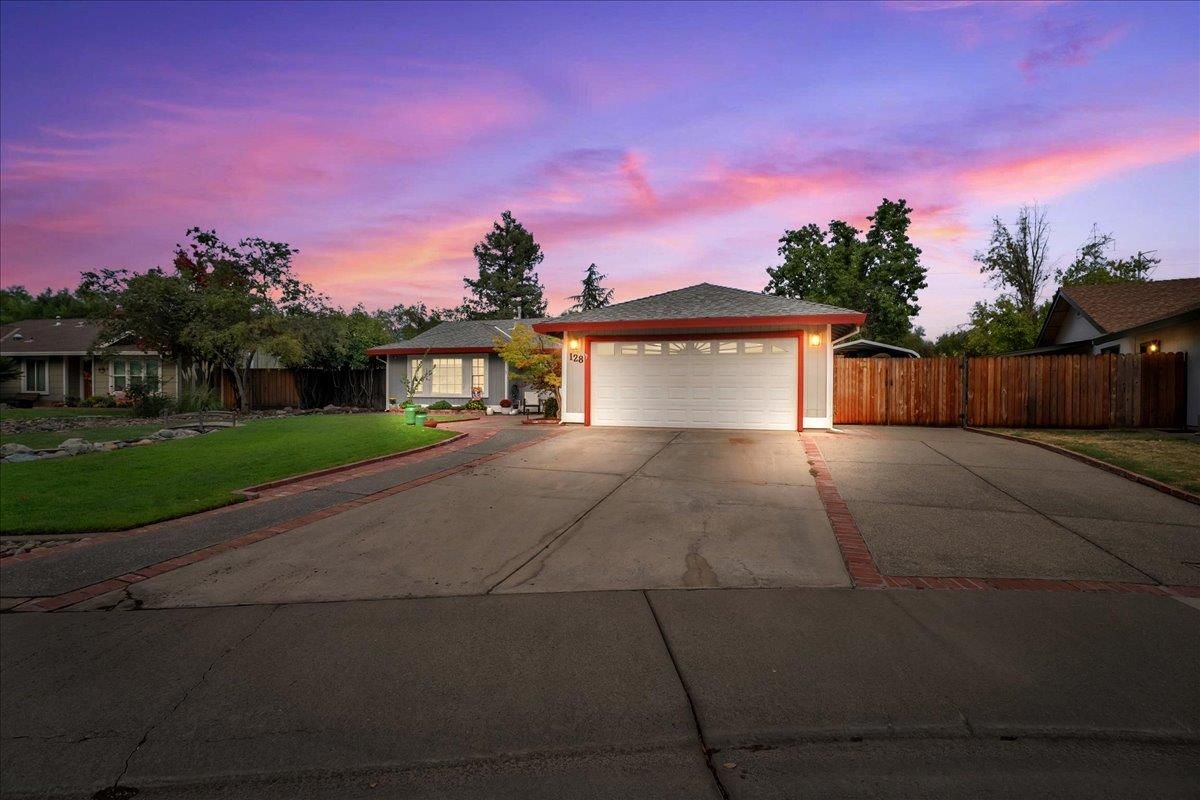 Attached, Exterior, Facade, Ranch