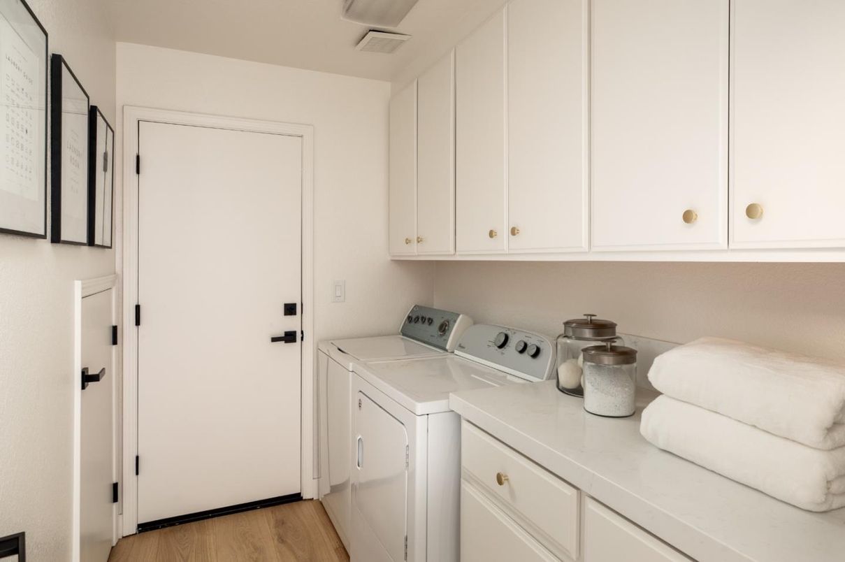 Interior, Washer, Wood Texture Flooring