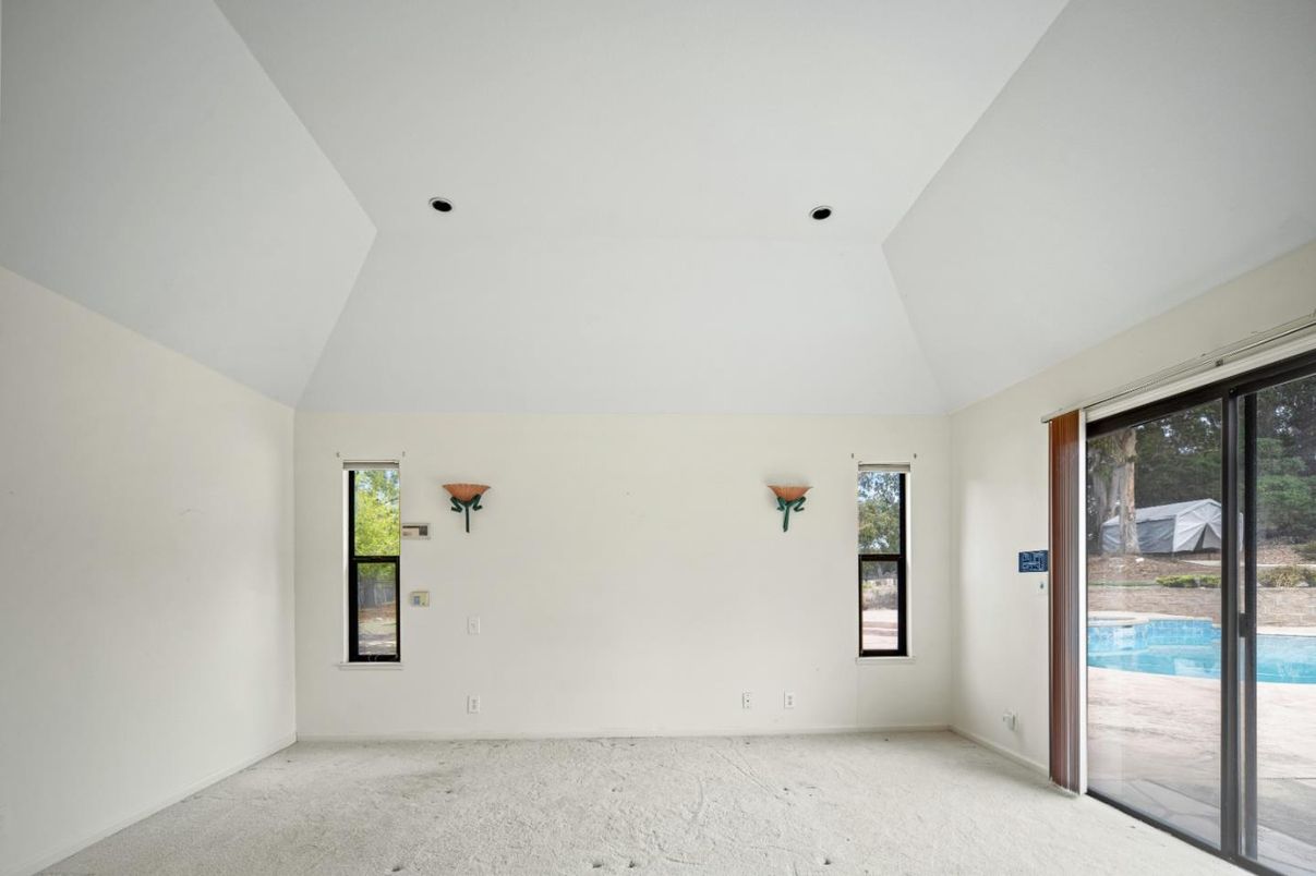 Empty room, Interior