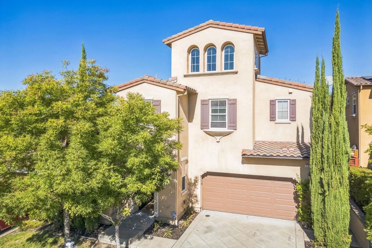 Attached, Exterior, Facade, Mediterranean