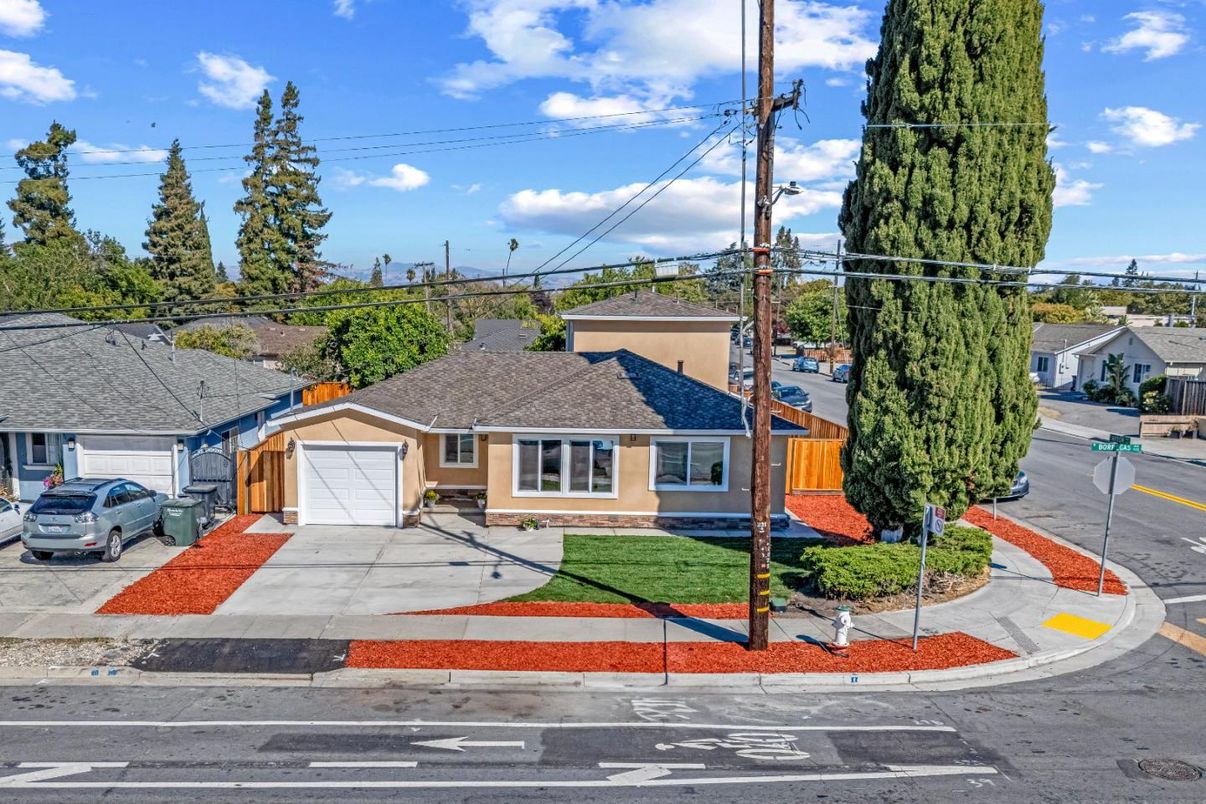 Attached, Exterior, Facade, Cape Cod