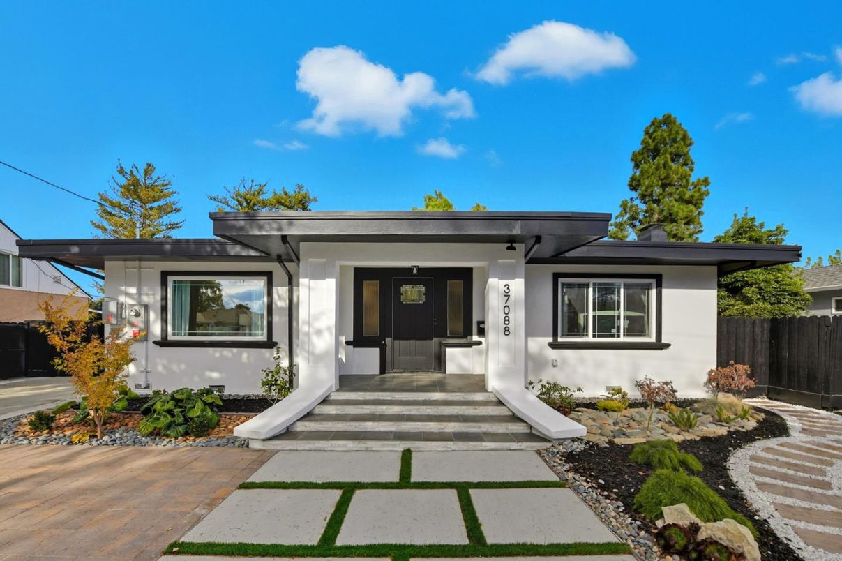 Exterior, Facade, Modern