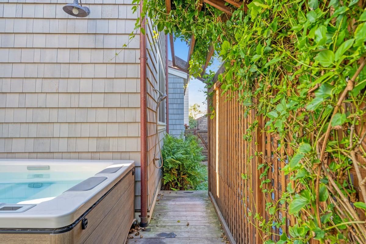 Exterior, Hot Tub