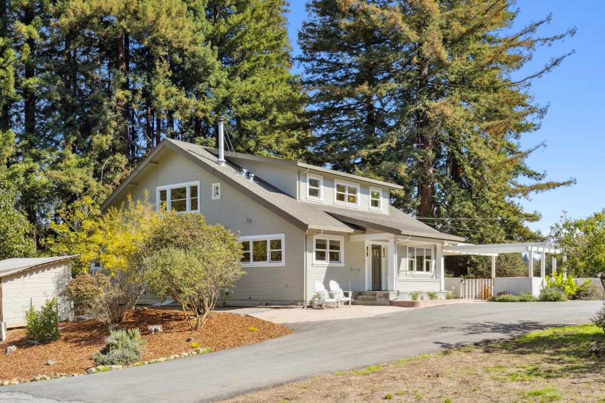 Exterior, Facade, Ranch
