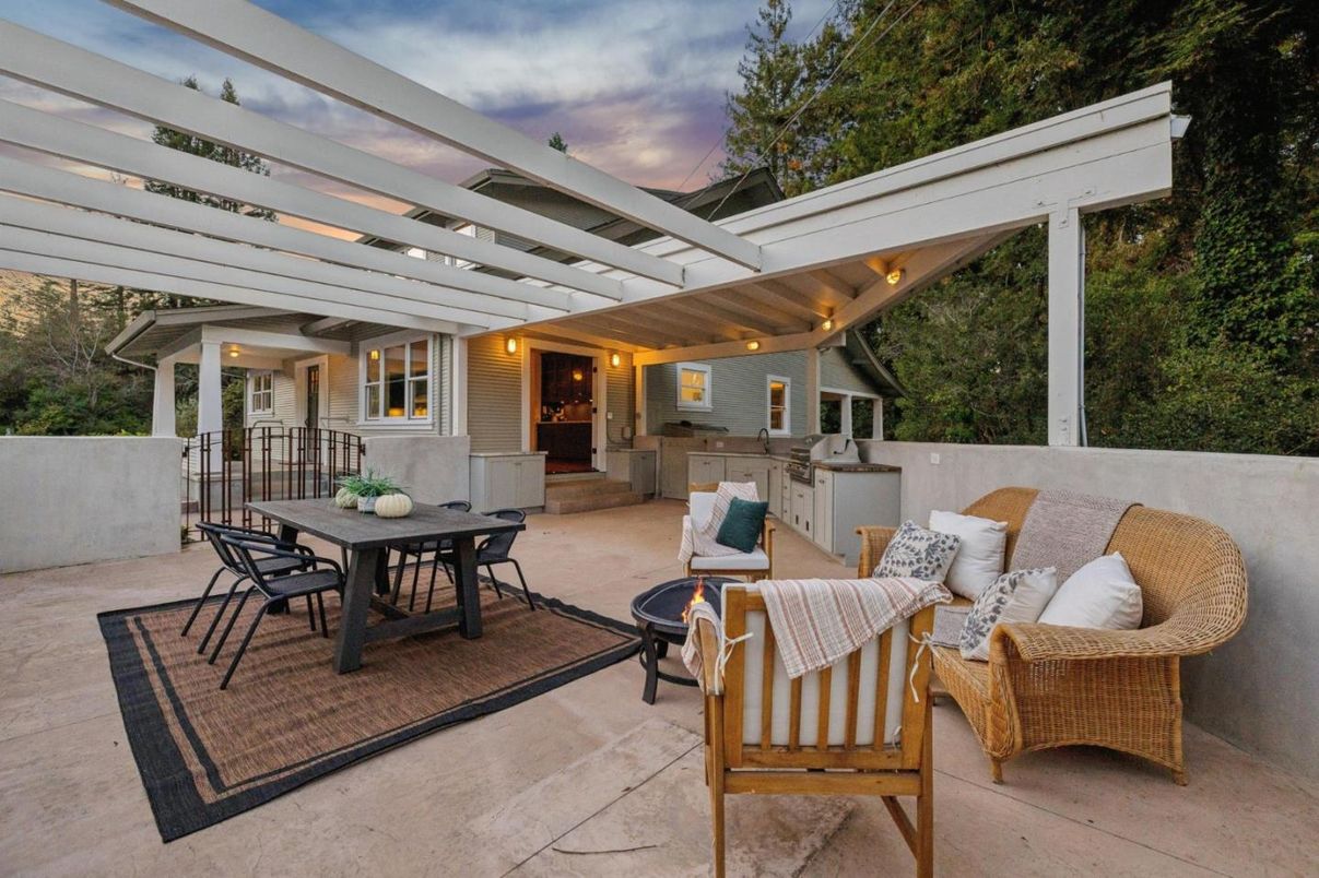Exterior, Outdoor Kitchen