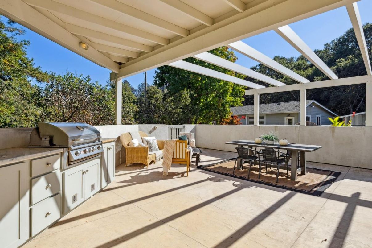 Exterior, Outdoor Kitchen