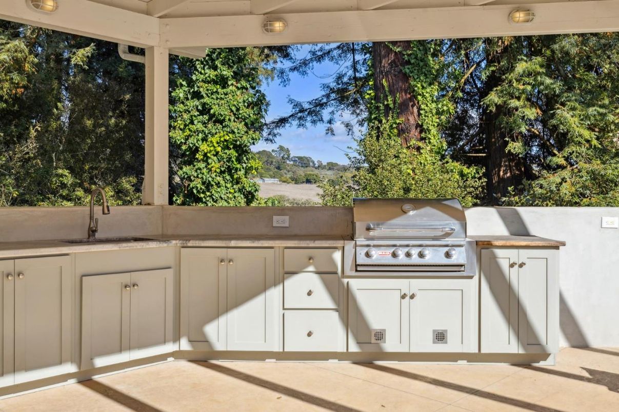 Exterior, Outdoor Kitchen
