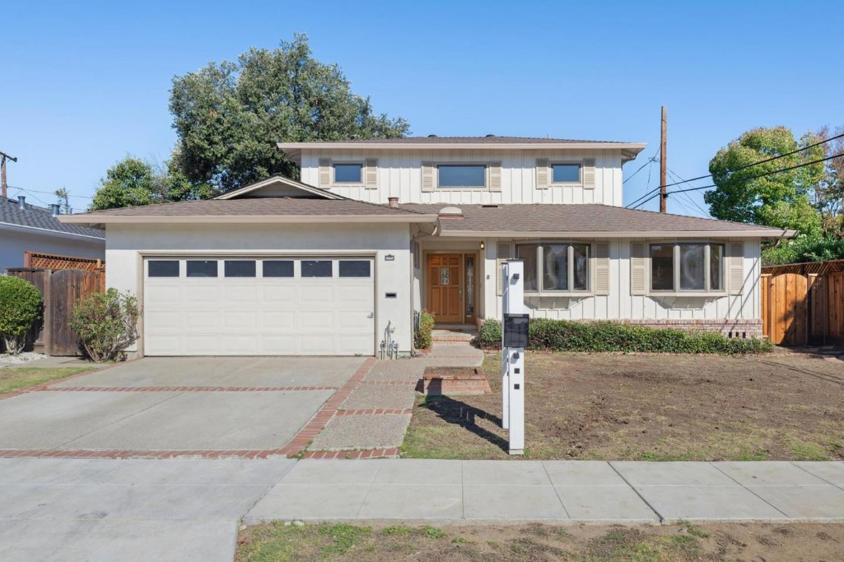 Attached, Exterior, Facade, Split Level