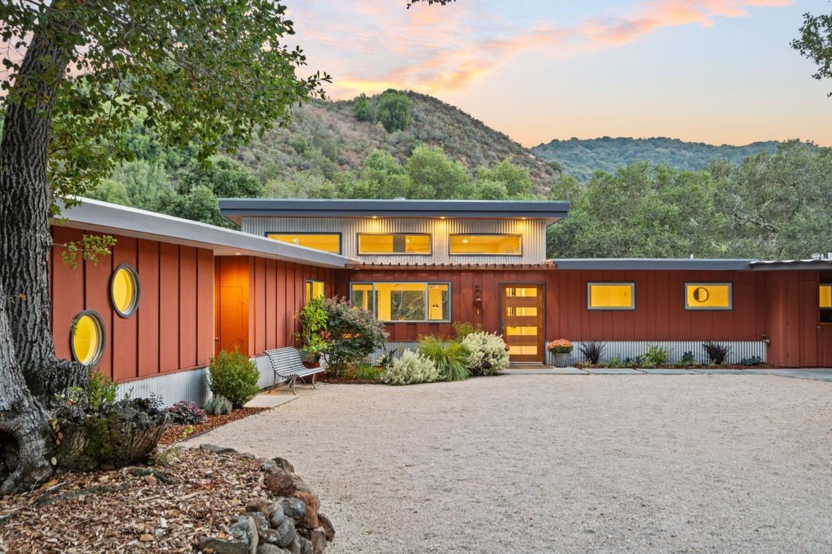 Exterior, Facade, Modern