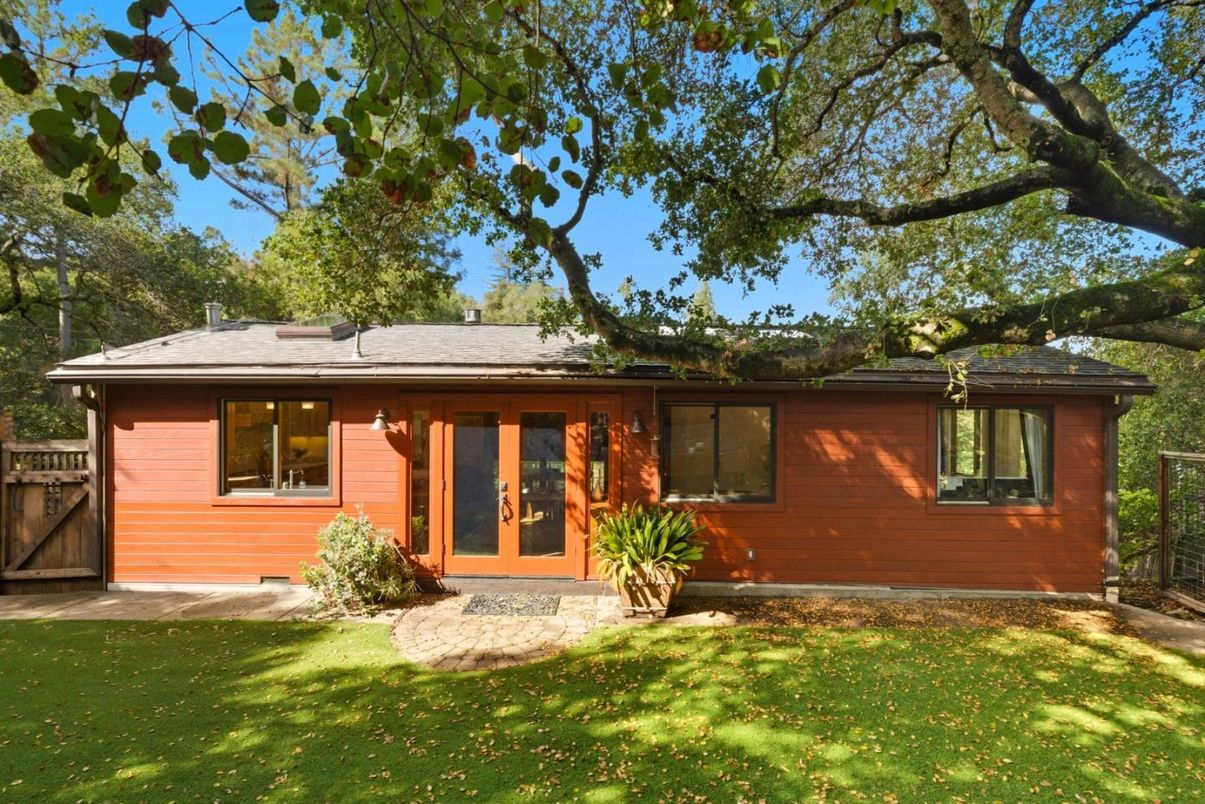 Exterior, Facade, Ranch