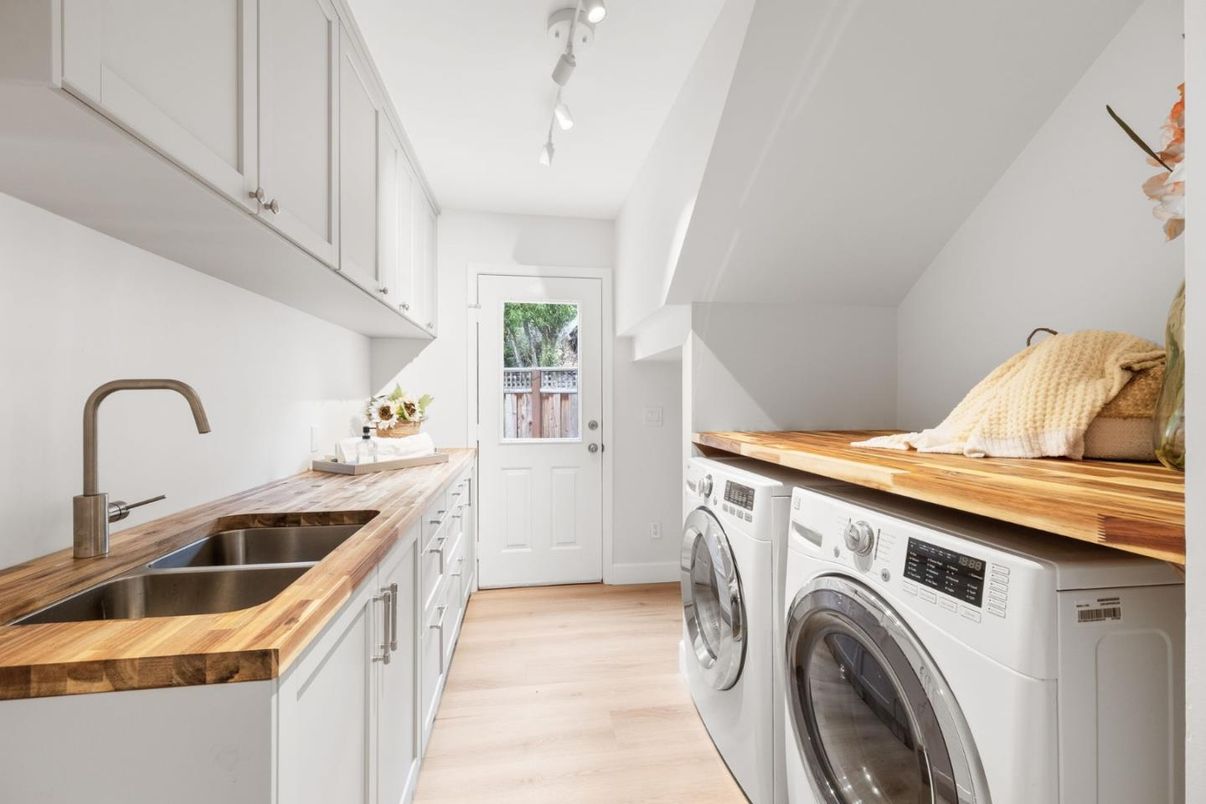Interior, Washer, Wood Texture Flooring