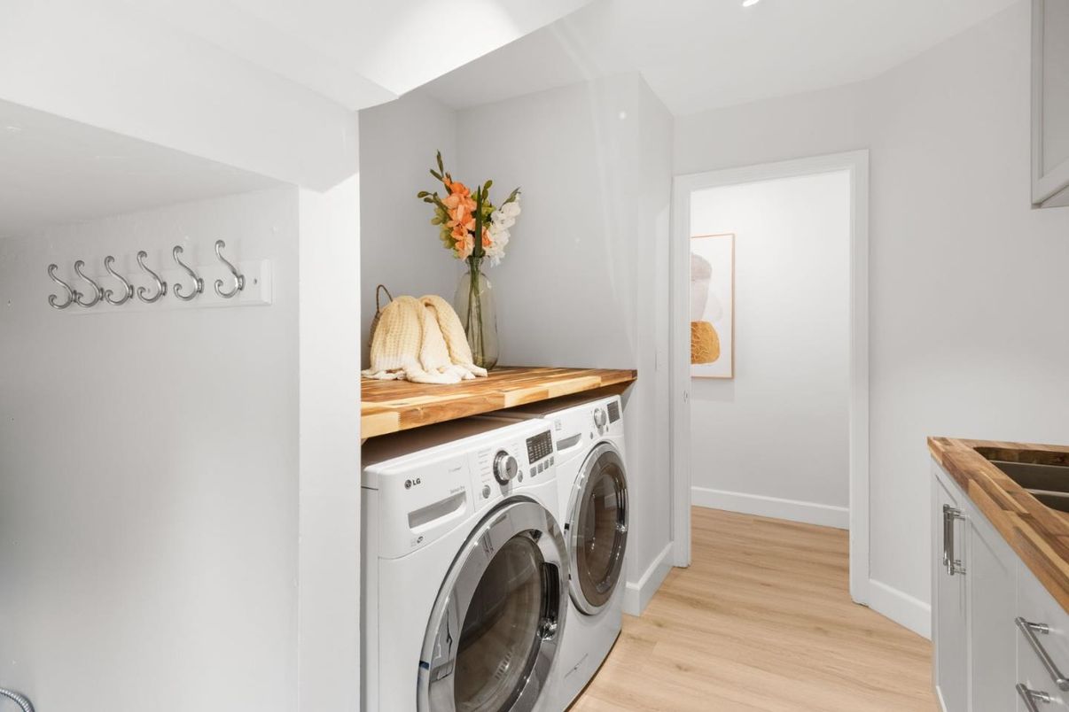 Interior, Recessed Lighting, Washer, Wood Texture Flooring