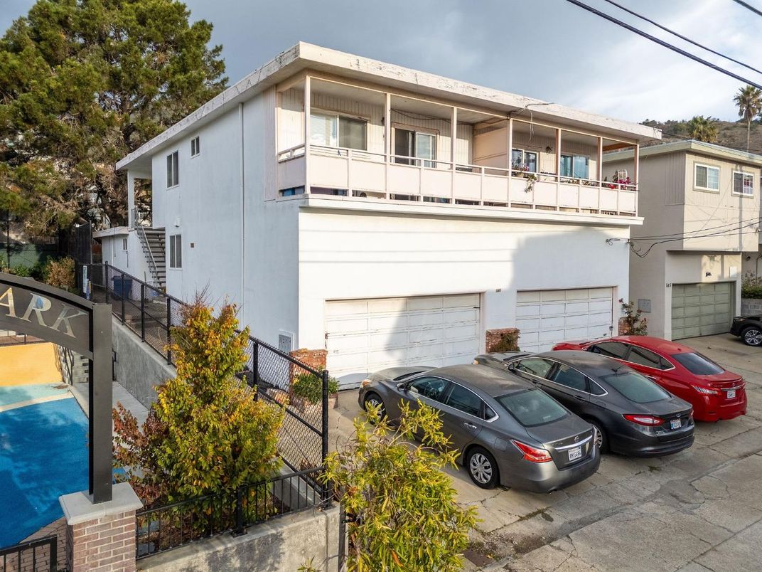 Attached, Exterior, Facade, Modern