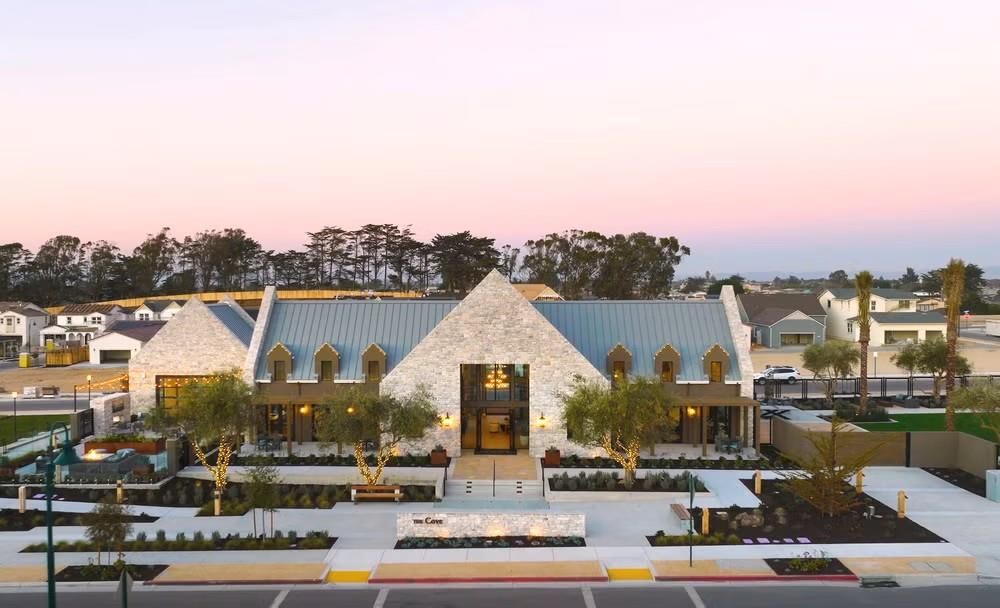 Exterior, Facade, Modern