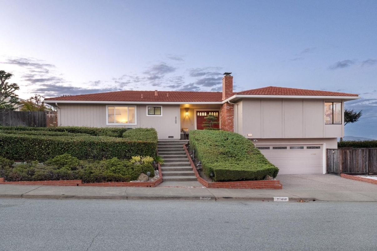 Attached, Exterior, Facade, Split Level