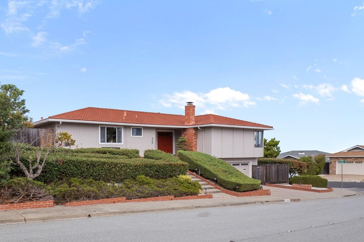 Exterior, Facade, Split Level