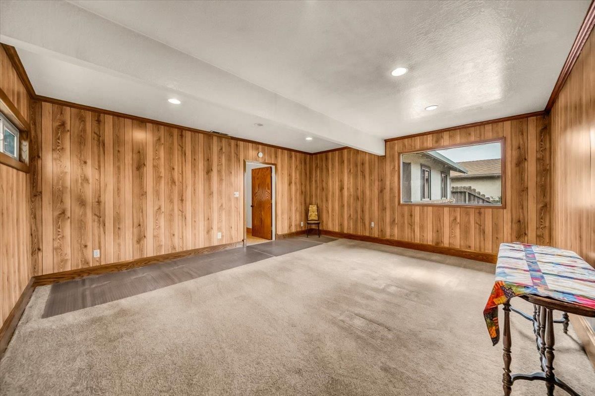 Empty room, Interior, Recessed Lighting, Wooden Walls