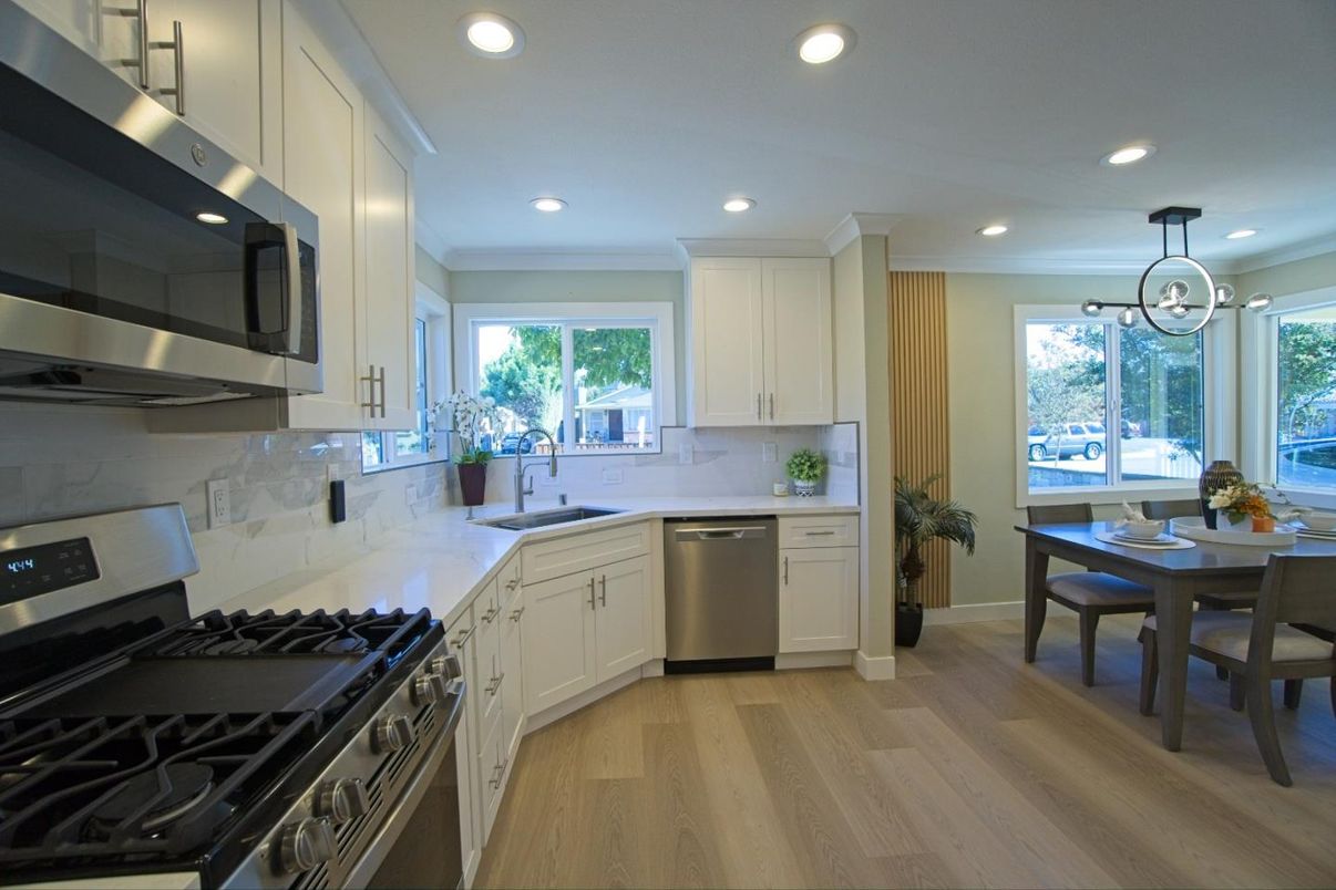 Dining room, Interior, Kitchen, Pendant Lights, Recessed Lighting, Stainless Steel Appliances, Wood Texture Flooring