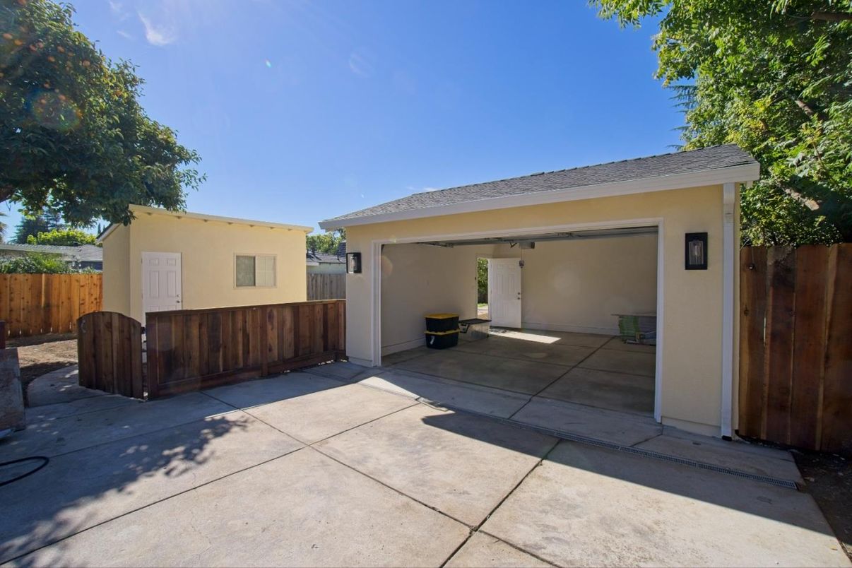 Detached Garage, Exterior