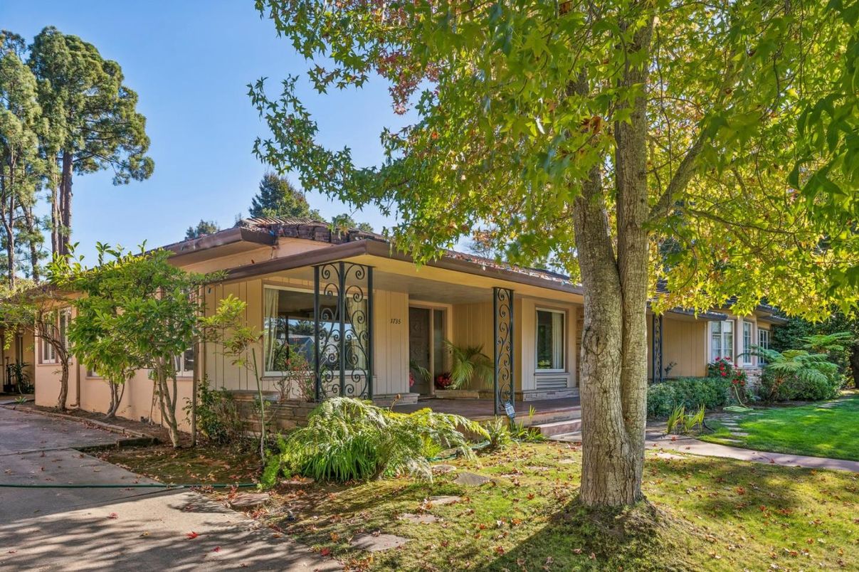 Exterior, Facade, Ranch