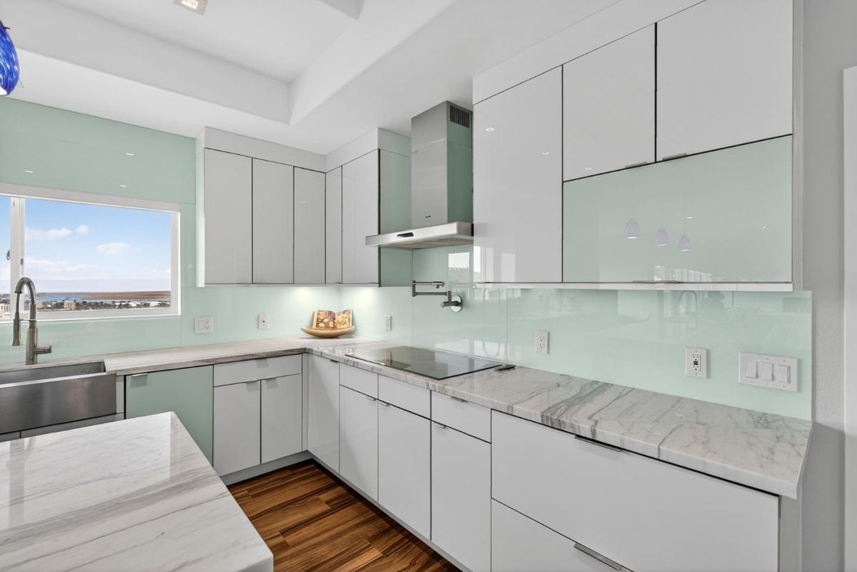 Interior, Kitchen, Recessed Lighting, Water, Wood Texture Flooring